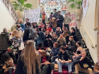 Protesten op universiteit Groningen: 'Zitten er consequenties aan kritiek?'