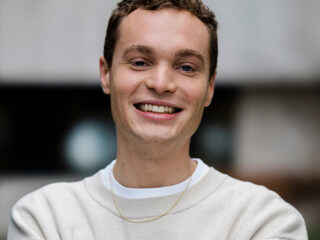 NPO Radio 1-presentator Stephan Komduur journalistiek presentatietalent van 2022