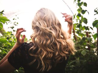 Alledaagse Vragen – Wat kun je aan een haar aflezen?