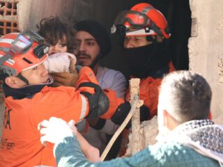 Turkse overheid beperkt onafhankelijke hulporganisaties: 'Erdoğan wil dat ngo's slaafjes van de staat zijn'