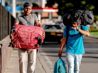 Alicante - Jonge Hongaren pakken massaal hun biezen: ‘Orban creëert een atmosfeer van haat’