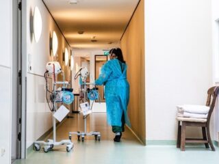 Zorgmedewerkers over agressie en bedreigingen: 'Voor ik het wist zat het mes in mijn bovenarm'