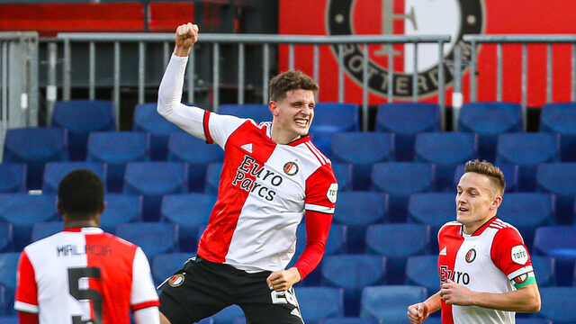 Feyenoord rekent snel af met PEC Zwolle, onrustig rondom De Kuip