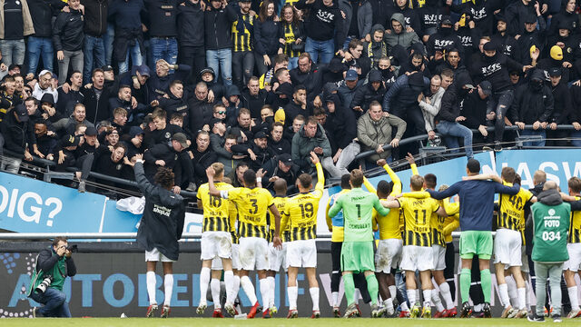 Uitvak vol Vitesse-supporters zakt in elkaar, geen gewonden