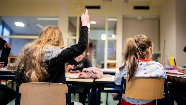 Loonkloof basis- en middelbaar onderwijs gedicht: 'Gelijk werk, dus gelijke beloning'