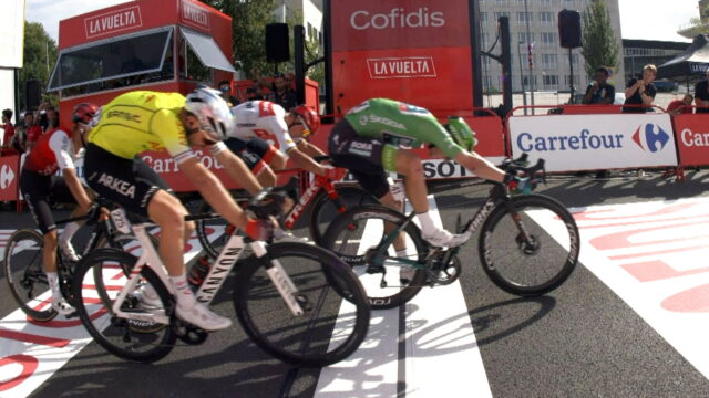 Vuelta in Nederland: Sam Bennett wint ook in Breda