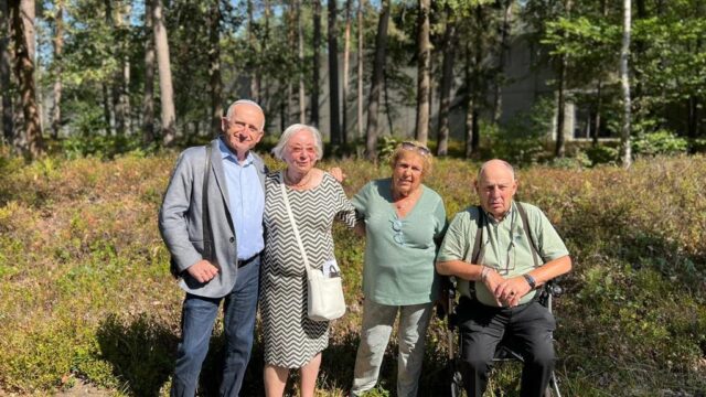 Onbekende Kinderen uit kamp Westerbork herdenken de oorlog samen in Bergen-Belsen