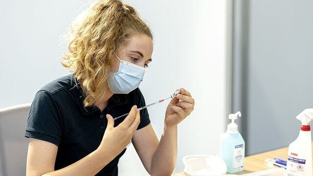 'Geef een cadeaubon bij vaccinatie in armere wijken'