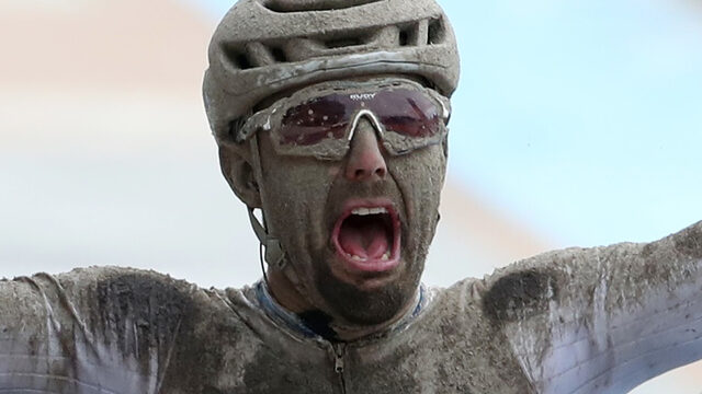 Sonny Colbrelli wint heroïsche editie Parijs-Roubaix, Van der Poel derde