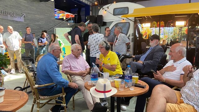 Oud-medewerkers uit roemruchte verleden Radio Tour de France in Tourcafé