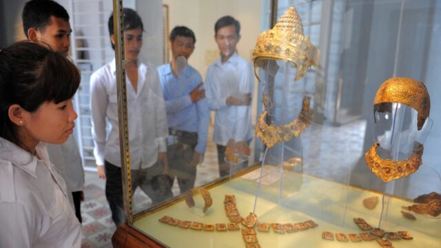 Geroofde Khmer-juwelen terug aan Cambodja gegeven