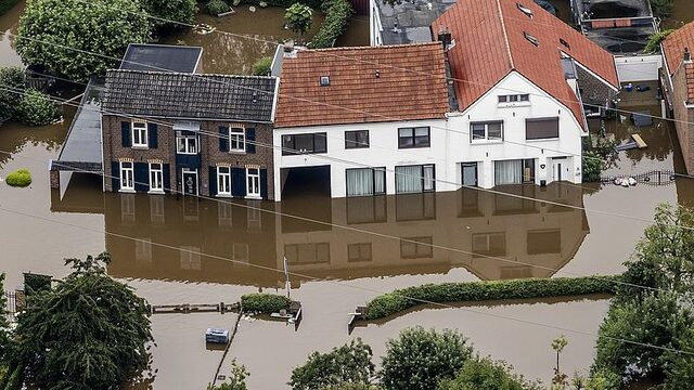 Handen in het haar nu schadeclaims na overstromingen Zuid-Nederland worden ingevuld: 'En wie verzekert de verzekeraar?'"