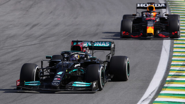 Magistrale zege Lewis Hamilton in Brazilië, gat op Verstappen nu 14 punten