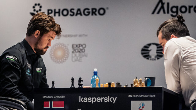 Historie op het WK schaken: Carlsen en Nepomniachtchi schaken bijna 8 uur