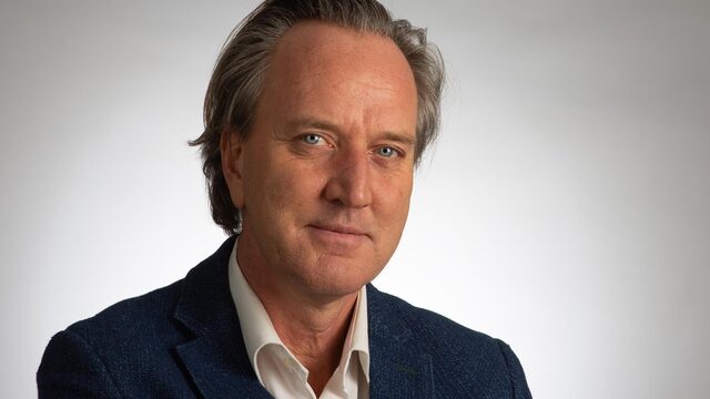 Voormalig VVD-burgemeester is nu joint-rokende festivalorganisator: 'Ik miste zingeving'