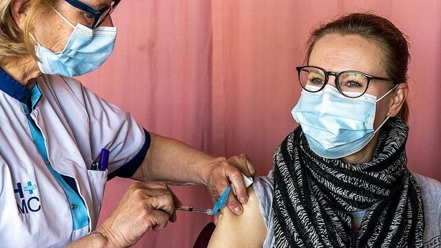 Viroloog Ab Osterhaus beantwoordt 5 vragen over het nieuwe coronavaccin Novavax