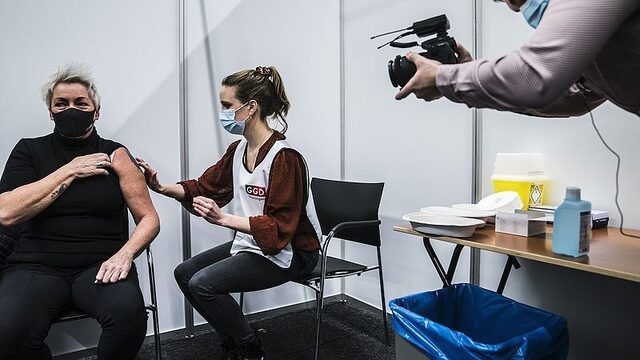 Hoogleraar gezondheidscommunicatie: 'Laat de mensen die echt niet gevaccineerd willen worden eens een tijdje met rust'