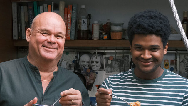 Paul de Leeuw en zoon Kas in de keuken knettert, maar 'door het koken zijn we dichter naar elkaar gegroeid'