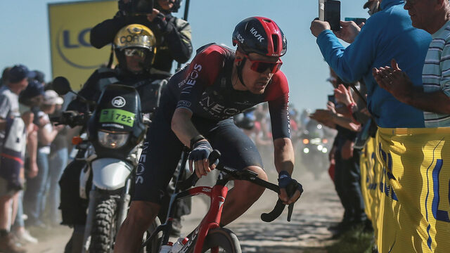 Dylan van Baarle wint zware kasseiklassieker Parijs-Roubaix