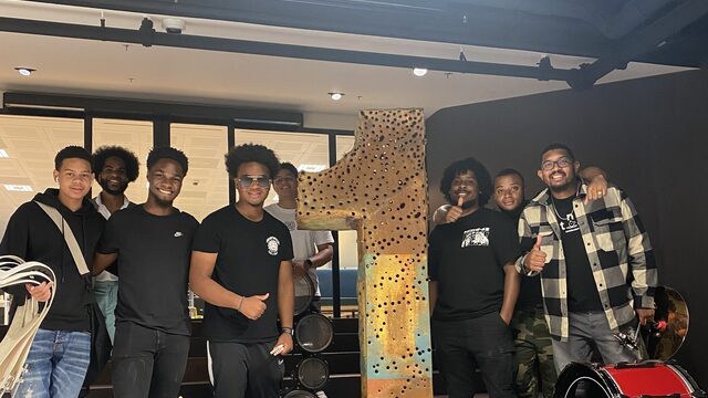 Wat typeert een Caribische brassband? 'Zelfs in de regen is het lekker swingen'