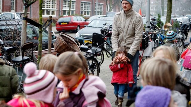 'Voor de kinderen zorgen is veel zwaarder dan betaald werk'