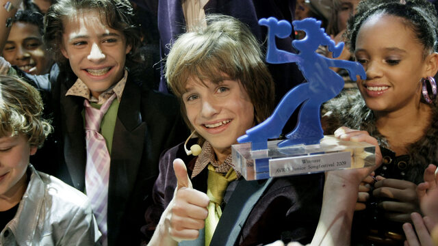 Ralf Mackenbach won het Junior Songfestival, promoveert nu in de natuurkunde