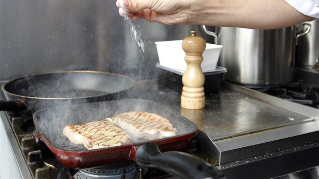Zout. Het mag wel wat minder. 'We zijn gewend geraakt aan heel veel zout in het eten'