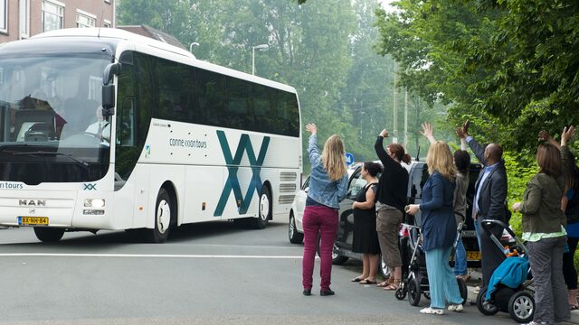 Huilende kinderen door tekort aan buschauffeurs