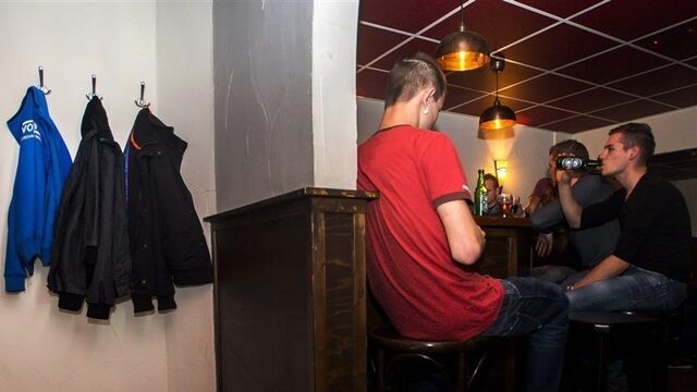 De jeugdhonken op Urk zijn een hoofdpijndossier: 'Het is altijd herrieschoppen'