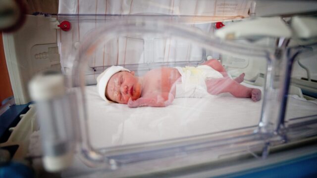 Nieuwe couveuse die kwetsbare baby’s beschermt tegen geluiden: 'Principe van noise cancelling headphones'