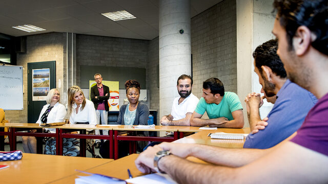 Oproep Vluchtelingenwerk aan kabinet: ‘Wees ruimhartiger met inburgeringsexamens’