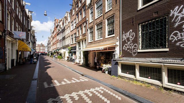 Per jaar overlijden 17 mensen door een val uit het raam, en deze campagne vraagt daar aandacht voor