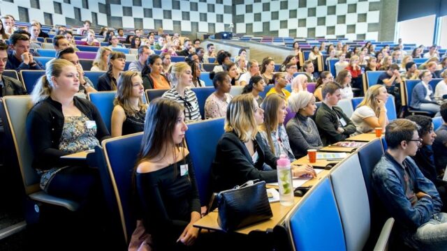 Hoogleraar: 'Er zitten veel te veel studenten op de universiteit'