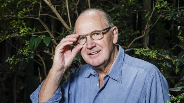 Philip Freriks wordt altijd 'dieper geraakt' door het Nederlands dan het Frans