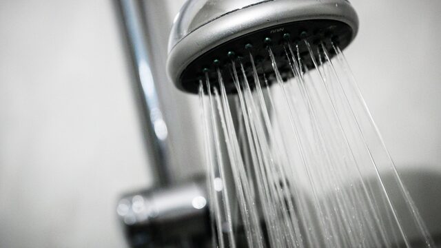 Huis van het gas, begin in de douche! 'Dat kan in 5 minuten, óók met lang haar'