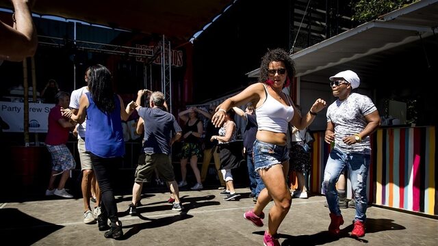 Wat betekent het grootse multiculturele Kwaku Festival voor de gemeenschap in Amsterdam Zuidoost?