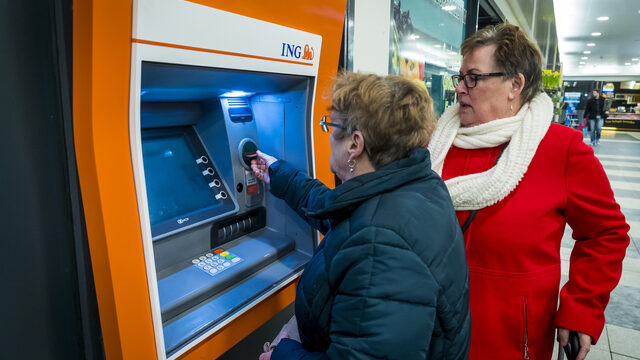 ABN AMRO gaat geld opnemen belasten; 'een stap naar een cashloze maatschappij'