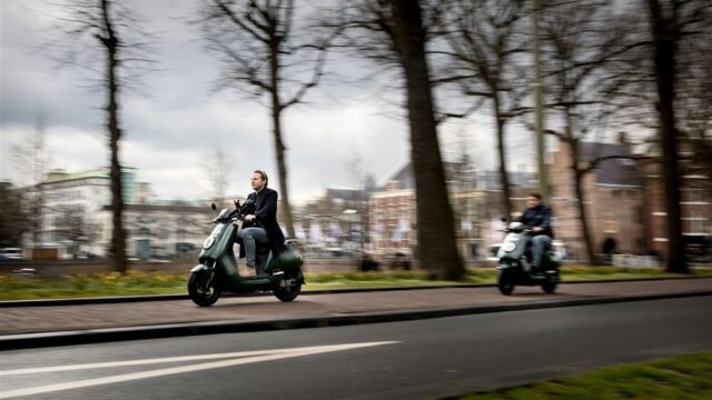 Stand.nl: 'Vervuilende brommers en scooters moeten uit alle binnensteden geweerd worden'