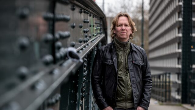 Liedjesschrijver Martin Buitenhuis (Van Dik Hout) woont in de Nederlandse taal
