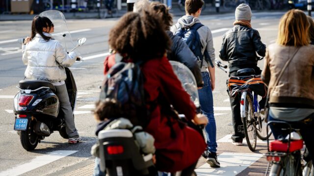 'Scooters en brommers zijn fijnstofbommen. Kap ermee en zo snel mogelijk'