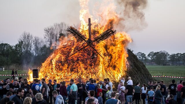 Paasvuurtraditie zorgt jaarlijks voor verhitte discussie