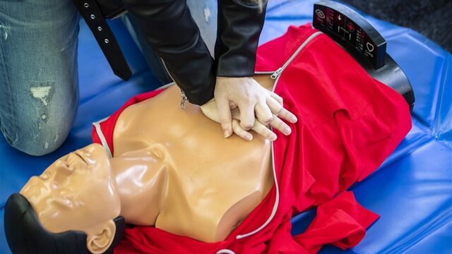 Stand.nl: Reanimatie moet verplicht onderdeel worden op school