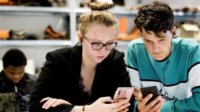 Stand.nl: 'Het weren van mobieltjes uit de klas is een verloren strijd'