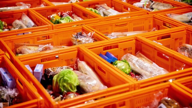 Alledaagse Vragen – Waarom komt de voedselbank zo moeilijk aan eten?
