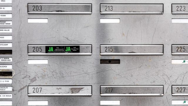 Nieuwe JA-JA-sticker bespaart milieu én gemeenteportefeuille: 'Kan 14 tot 30 miljoen schelen'
