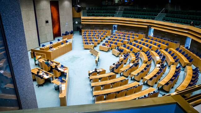 'Oplossing tegen burn-outs politici? Ruim 100 extra Kamerleden!'