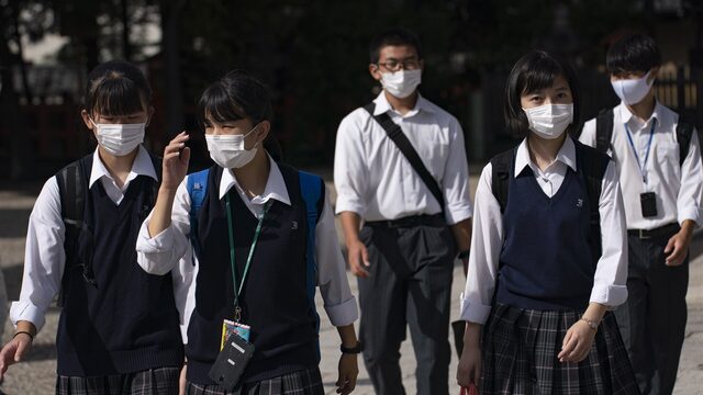 Een persconferentie in Japan om enkele missende schooluniformen