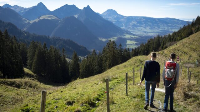 Zwitserse jongeren verruilen hot power yoga voor de Alpen
