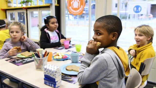 Stand.nl: 'De gratis schoollunch moet er komen'