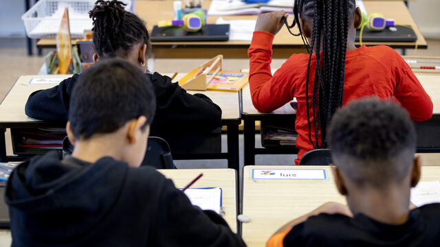 OMT adviseert basisschoolklassen niet meer naar huis te sturen bij besmetting: 'Ouders lopen tegen mentale breakdown aan na 1,5 jaar'